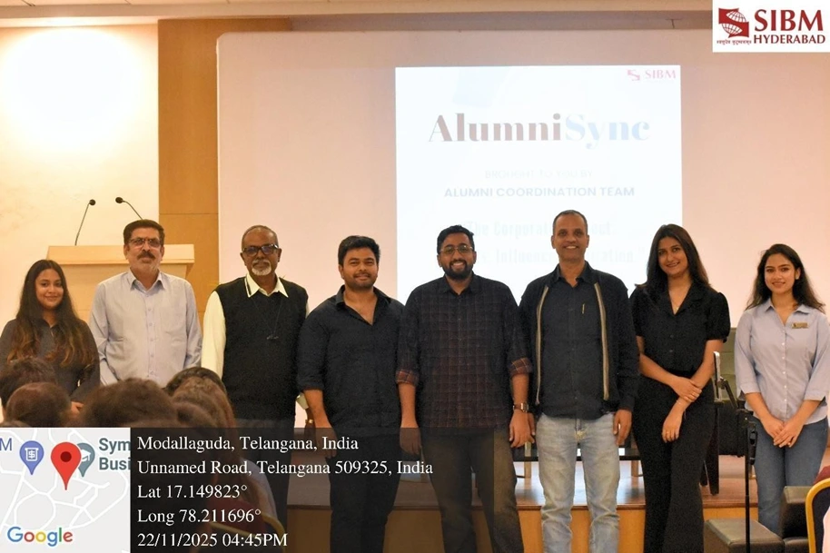 The Alumni posing for a group picture with Director, Deputy Director, Corporate Relations Head and ACoord heads